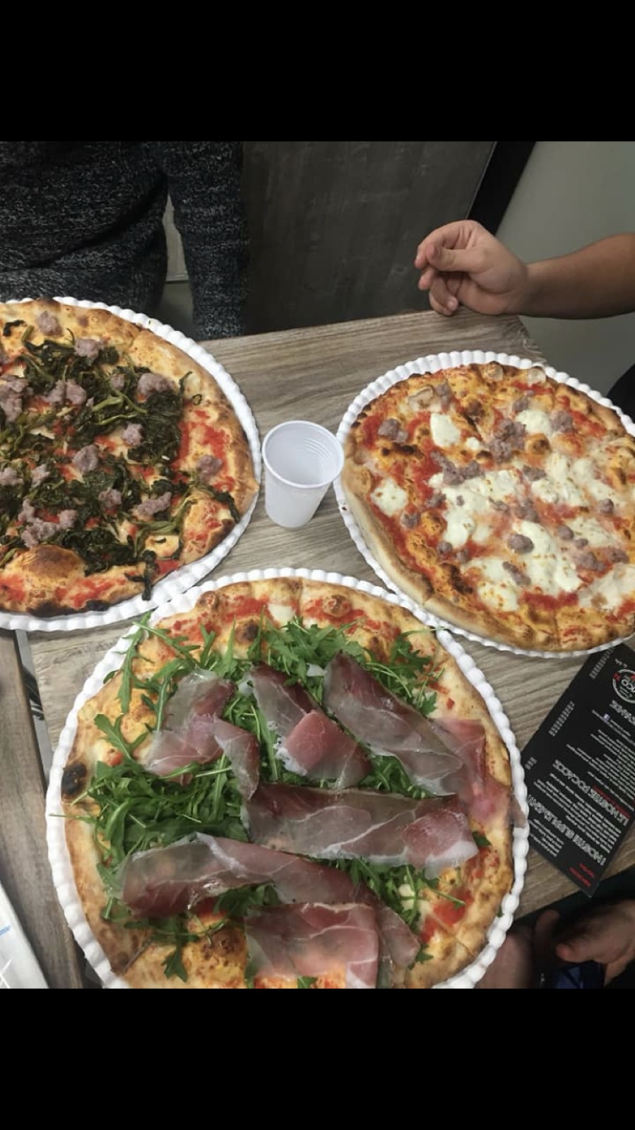 Tre pizze al forno a legna viste dall'alto